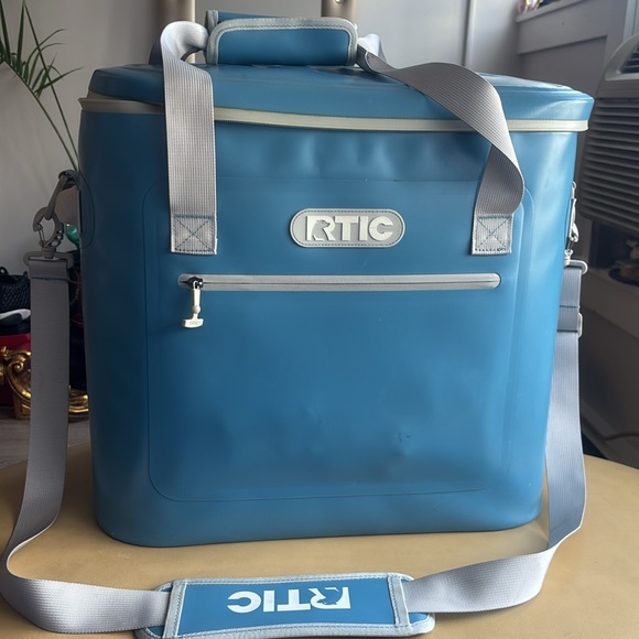 Awesome Huge Rtic soft cooler 40 can Light Blue - Picture 2 of 11